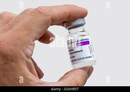 Montréal, CA -25 juin 2021 : flacon du vaccin AstraZeneca Covid-19 Banque D'Images