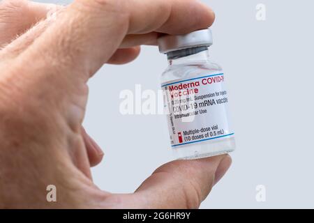 Montréal, CA - 25 juin 2021 : flacon du vaccin Moderna Covid-19 Banque D'Images