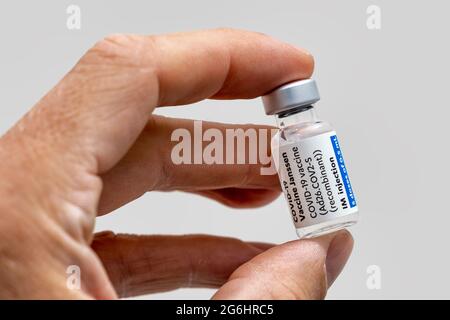 Montréal, CA - 25 juin 2021 : flacon du vaccin Janssen Covid-19 Banque D'Images