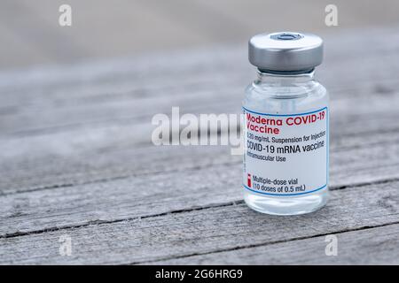 Montréal, CA - 25 juin 2021 : flacon du vaccin Moderna Covid-19 Banque D'Images