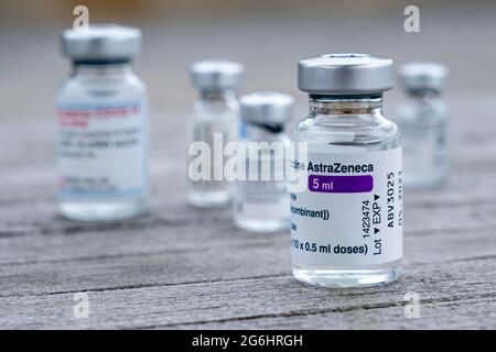 Montréal, CA -25 juin 2021 : flacon du vaccin AstraZeneca Covid-19 Banque D'Images