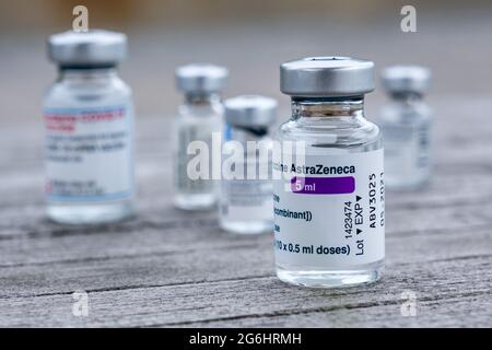 Montréal, CA -25 juin 2021 : flacon du vaccin AstraZeneca Covid-19 Banque D'Images