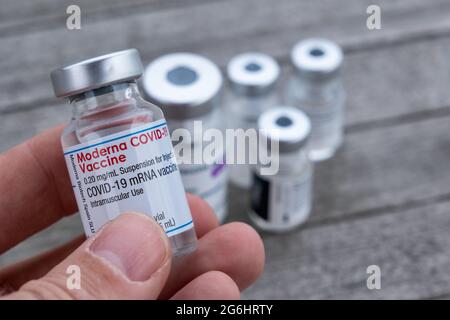 Montréal, CA - 25 juin 2021 : flacon du vaccin Moderna Covid-19 Banque D'Images