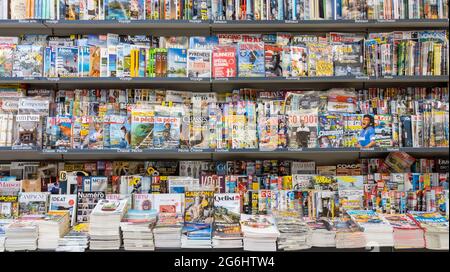 Bordeaux , Aquitaine France - 01 10 2021 : presse de magazines et de journaux français sur les étagères des magasins Banque D'Images