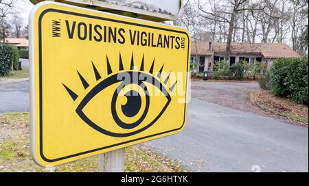 Bordeaux , Aquitaine France - 01 10 2021 : voisins vigilants texte et signe français logo de l'assocition Neighbourhood Watch Area marque jaune oeil voisin Banque D'Images