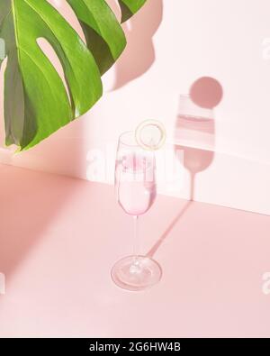 Boisson rafraîchissante rose sur fond pastel. Cocktail d'été ou ambiance de concept d'alcool. Banque D'Images