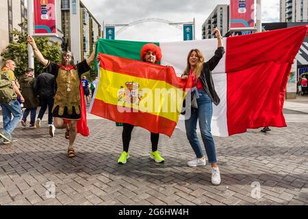 Stade Wembley, Wembley Park, Royaume-Uni. 6 juillet 2021. Les fans d'Italie et d'Espagne, qui agite des drapeaux, arrivent ce soir pour la première demi-finale de l'Euro 2020 au stade Wembley. 60,000 supporters seront admis à Wembley pour la demi-finale et la finale. Amanda Rose/Alamy Live News Banque D'Images