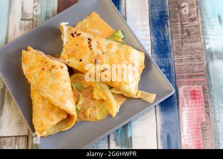 crêpe de fruits de mer coupée en deux et recouverte de sauce Banque D'Images