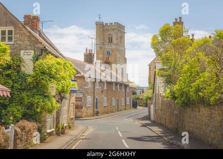 Abbotsbury, Royaume-Uni - juin 25 2021 : tour de l'église Saint-Nicolas et vieille ville pittoresque du charmant village anglais d'Abbotsbury, Dorset, en Banque D'Images