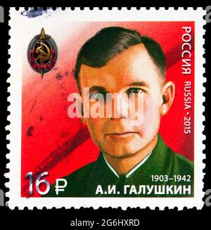 MOSCOU, RUSSIE - 11 MAI 2020 : le timbre-poste imprimé en Russie montre l'officier de sécurité A.I. Galushkin (1903–1942), 70e anniversaire de la victoire de la Seconde Guerre mondiale, mi Banque D'Images