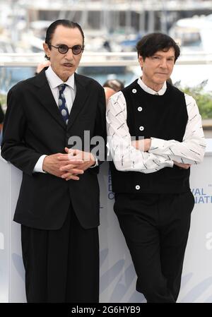 Cannes, France, le 6 juillet 2021 Ron Mael et Russell Mael au photocall d'Annette, qui s'est tenu au Palais des Festivals. Partie du 74e Festival de Cannes. Crédit : Doug Peters/EMPICS/Alamy Live News Banque D'Images