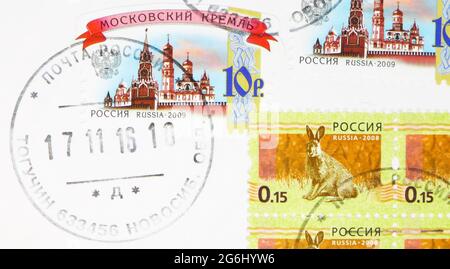 MOSCOU, RUSSIE - 4 MARS 2020: Timbre-poste imprimé en Russie avec timbre de Toguchin montre Moscou Kremlin, Lièvre, série, vers 2008 Banque D'Images