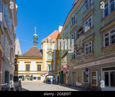 Wien, Vienne: Alley Schönlaterngasse avec Basiliskenhaus (maison Basilisk) (à droite), chapelle Saint-Bernhard en 01. Vieille ville, Vienne, Autriche Banque D'Images