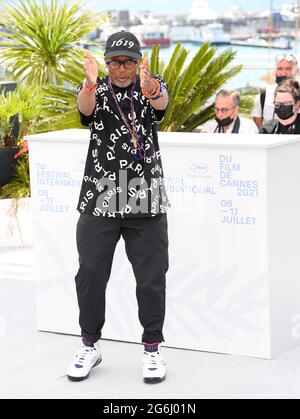 Cannes, France. 06e juillet 2021. CANNES, FRANCE. 6 juillet 2021 : Spike Lee au photocall pour le jury au 74e Festival de Cannes. Crédit photo : Paul Smith/Alamy Live News Banque D'Images