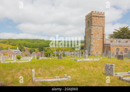 La tour et le chantier naval de l'église Saint-Nicolas dans le charmant et pittoresque village anglais d'Abbotsbury, Dorset, Angleterre, Royaume-Uni, par une belle journée d'été. Banque D'Images