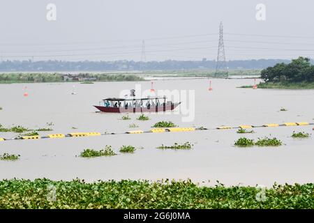 Dhaka, Bangladesh. 06e juillet 2021. On voit des gens traverser la rivière Turag en bateau lors d'un confinement à Dhaka dans tout le pays. (Photo de Piyas Biswas/SOPA Images/Sipa USA) crédit: SIPA USA/Alay Live News Banque D'Images