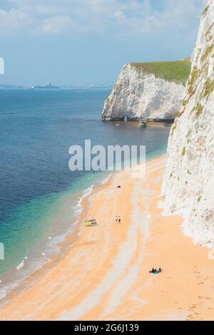 Paysage marin pittoresque de plage de sable et de falaises de craie blanches le long de la côte jurassique lors d'une journée d'été ensoleillée à Dorset, Angleterre, Royaume-Uni. Banque D'Images
