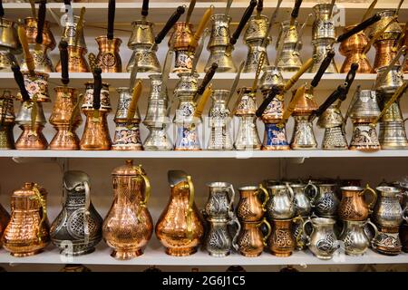 Des cezves de cuivre sur l'étagère de la boutique de souvenirs Banque D'Images