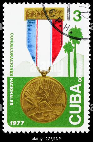 MOSCOU, RUSSIE - 21 MARS 2020 : le timbre-poste imprimé à Cuba montre la Médaille avec ruban, série nationale de décorations, vers 1977 Banque D'Images