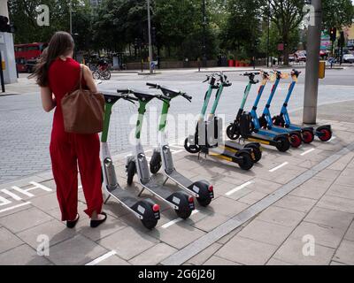 Waterloo, Londres. Lime, Dott et Tier. Faites appel d'offres auprès de tfl transport pour les conseils de Londres et de Londres afin de louer des scooters électriques à Londres Banque D'Images
