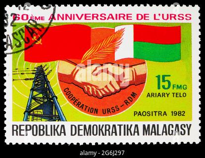 MOSCOU, RUSSIE - 21 MARS 2020 : timbre-poste imprimé à Madagascar consacré au 60e anniversaire de l'URSS, série, 15 FMG - franc malgache, vers 1982 Banque D'Images