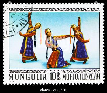 MOSCOU, RUSSIE - 21 MARS 2020 : timbre-poste imprimé en Mongolie montre des danseurs, série de danses folkloriques, vers 1977 Banque D'Images