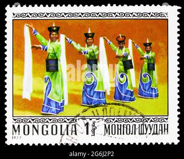 MOSCOU, RUSSIE - 21 MARS 2020 : timbre-poste imprimé en Mongolie montre la danse folklorique, Dajarka, série de danses folkloriques, vers 1977 Banque D'Images