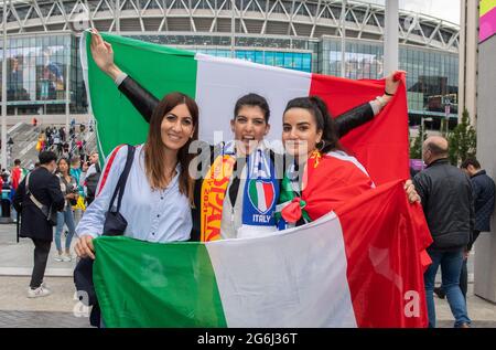 Londres, Royaume-Uni. 06e juillet 2021. Supporters de football devant l'Italie contre l'Espagne Euro 2020 semi-finale au stade Wembley, Londres, Angleterre, le 6 juillet 2021. Photo par Andrew Aleksiejczuk/Prime Media Images. Crédit : Prime Media Images/Alamy Live News Banque D'Images