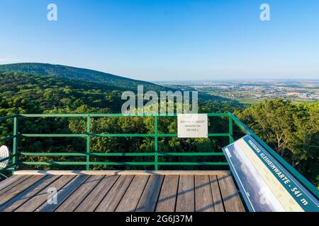 Pfaffstätten: montagne Anninger, vue de la tour d'observation Klesheim-Warte, parc naturel Föhrenberge à Wienerwald, Bois de Vienne, Niederösterreich, Lo Banque D'Images