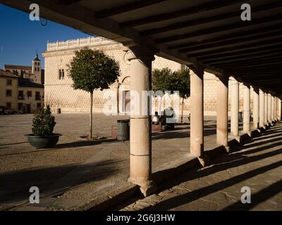 Place principale de Cogolludo avec le Palais des Ducs de Medinaceli en arrière-plan, Guadalajara, Espagne Banque D'Images