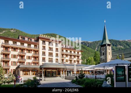 Magnifique Grand Hôtel avec Alpes Moutains en arrière-plan - Zermatt, Suisse Banque D'Images