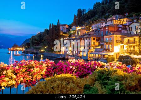 Vue en soirée sur l'architecture colorée de Varenna en bord de lac, lac de Côme en Lombardie, Italie Banque D'Images