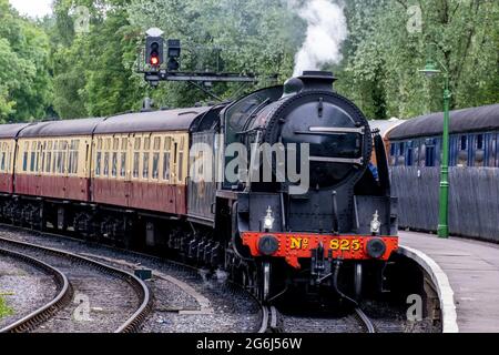 La machine à vapeur 825 tire dans Pickering Station, North Yorkshire Moors Railways , Pickering , une attraction populaire pour les visiteurs Banque D'Images