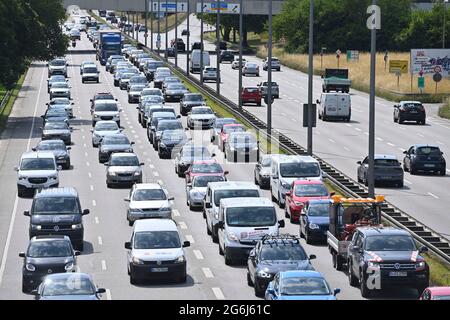 Munich, Allemagne. 06e juillet 2021. Obstruction de la route principale, embouteillage, arrêt et aller, anneau central, trafic intense sur le ring central à Munich le 6 juillet 2021 crédit: dpa/Alay Live News Banque D'Images