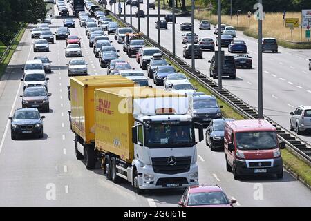 Munich, Allemagne. 06e juillet 2021. Obstruction de la route principale, embouteillage, arrêt et aller, anneau central, trafic intense sur le ring central à Munich le 6 juillet 2021 crédit: dpa/Alay Live News Banque D'Images