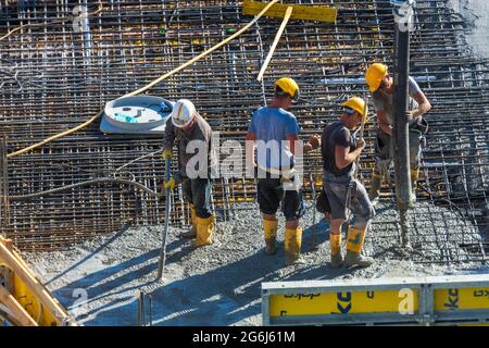 Wien, Vienne: Travaux de bétonnage sur le chantier de construction, ouvrier, installation de béton prêt à l'emploi à l'aide d'une pompe à béton en 22. Donaustadt, Wien, Mühlheim Banque D'Images