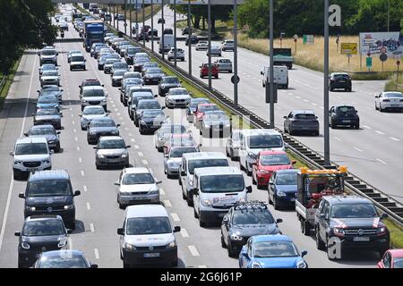 Munich, Allemagne. 06e juillet 2021. Obstruction de la route principale, embouteillage, arrêt et aller, anneau central, trafic intense sur le ring central à Munich le 6 juillet 2021 crédit: dpa/Alay Live News Banque D'Images