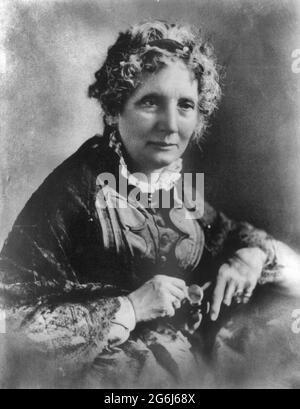 Harriet Beecher Stowe, 1811-1896 - Portrait, tête et épaules, face à droite, vers 1880 Banque D'Images