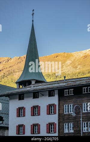 La Tour emblématique de la Pfarrkirche Saint Maurice - église catholique de Saint Maurice, Suisse Banque D'Images