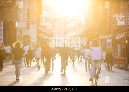 Foule floue de personnes sur la rue piétonne de Copova à Ljubljana au coucher du soleil. Concept de mode de vie urbain et de mobilité. Banque D'Images