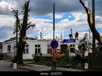 Luzice, République tchèque. 1er juillet 2021. Hrusky, avec Moravska Nova Ves, Mikulcice, Luzice (photo le 1er juillet 2021) et Hodonin étaient les municipalités du sud-est de la Moravie, République tchèque, où les orages intenses avec une tornade ont frappé le 24 juin. Quelque 1,200 maisons ont été endommagées dans la zone, dont au moins 150 doivent être retirées. La tornade a coûté la vie à six personnes. Crédit : Roman Vondrous/CTK photo/Alay Live News Banque D'Images