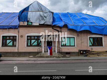 Luzice, République tchèque. 1er juillet 2021. Hrusky, avec Moravska Nova Ves, Mikulcice, Luzice (photo le 1er juillet 2021) et Hodonin étaient les municipalités du sud-est de la Moravie, République tchèque, où les orages intenses avec une tornade ont frappé le 24 juin. Quelque 1,200 maisons ont été endommagées dans la zone, dont au moins 150 doivent être retirées. La tornade a coûté la vie à six personnes. Crédit : Roman Vondrous/CTK photo/Alay Live News Banque D'Images