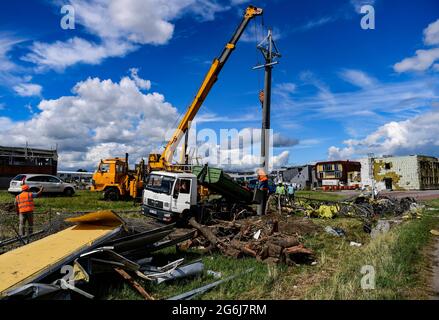 Luzice, République tchèque. 1er juillet 2021. Hrusky, avec Moravska Nova Ves, Mikulcice, Luzice (photo le 1er juillet 2021) et Hodonin étaient les municipalités du sud-est de la Moravie, République tchèque, où les orages intenses avec une tornade ont frappé le 24 juin. Quelque 1,200 maisons ont été endommagées dans la zone, dont au moins 150 doivent être retirées. La tornade a coûté la vie à six personnes. Crédit : Roman Vondrous/CTK photo/Alay Live News Banque D'Images