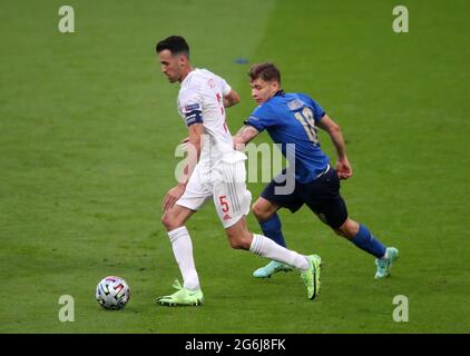 Nicolo Barella (à droite), en Italie, revient sur Sergio Busquets en Espagne lors du match de demi-finale de l'UEFA Euro 2020 au stade Wembley, à Londres. Date de la photo: Mardi 6 juillet 2021. Banque D'Images