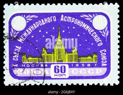 MOSCOU, RUSSIE - 21 MARS 2020: Timbre-poste imprimé en Union soviétique montre l'Université de Moscou, série, vers 1958 Banque D'Images