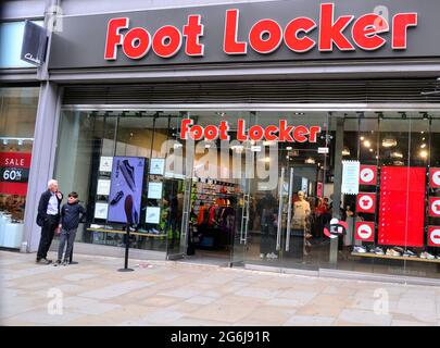 Une succursale de la chaîne de magasins foot Locker, vendant des chaussures, des baskets et des bottes dans le centre de Manchester, au Royaume-Uni, en juillet 2021. Banque D'Images