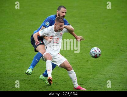 L'Italie Leonardo Bonucci (à gauche) et l'Espagne Dani Olmo se battent pour le ballon lors du match de demi-finale de l'UEFA Euro 2020 au stade Wembley, Londres. Date de la photo: Mardi 6 juillet 2021. Banque D'Images