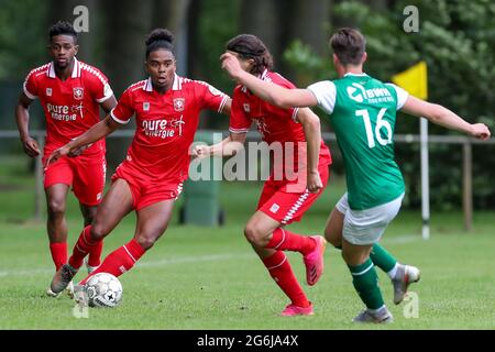 HAAKSBERGEN, PAYS-BAS - JUILLET 6 : Godfried Roemeratoe du FC Twente lors du match Club friendly entre HSC '21 et FC Twente au Sportpark Groot Scholtenhagen le 6 juillet 2021 à Haaksbergen, pays-Bas (photo de Marcel ter Pals/Orange Pictures) Banque D'Images