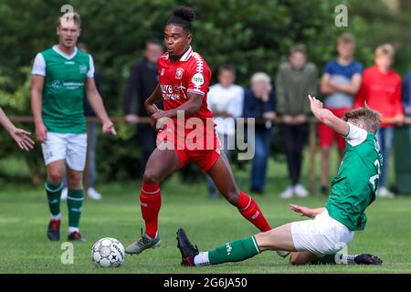 HAAKSBERGEN, PAYS-BAS - JUILLET 6 : Godfried Roemeratoe du FC Twente lors du match Club friendly entre HSC '21 et FC Twente au Sportpark Groot Scholtenhagen le 6 juillet 2021 à Haaksbergen, pays-Bas (photo de Marcel ter Pals/Orange Pictures) Banque D'Images