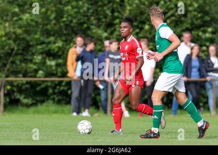 HAAKSBERGEN, PAYS-BAS - JUILLET 6 : Godfried Roemeratoe du FC Twente lors du match Club friendly entre HSC '21 et FC Twente au Sportpark Groot Scholtenhagen le 6 juillet 2021 à Haaksbergen, pays-Bas (photo de Marcel ter Pals/Orange Pictures) Banque D'Images